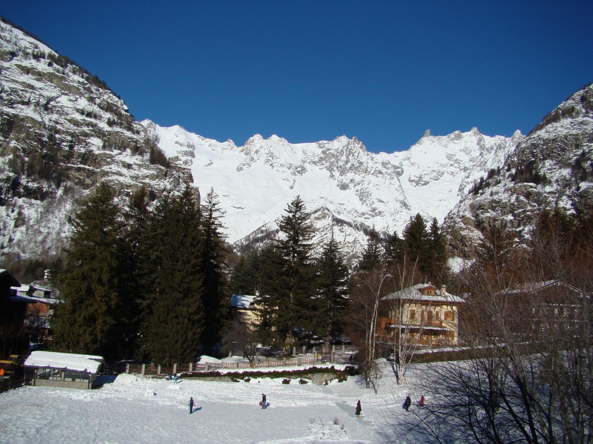 Hotel Lo Scoiattolo Courmayeur Exterior foto